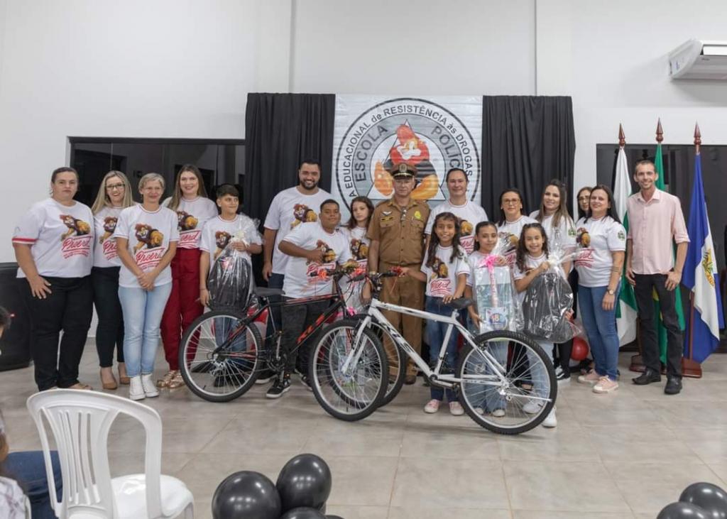 Alunos do 5º Ano da Escola Padre José de Anchieta recebem certificados do PROERD